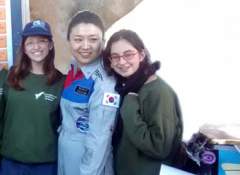 שתיים‭ ‬מבנות‭ ‬הצוות‭ ‬המנצח‭ ‬מבית‭-‬הספא‭ ‬התורני‭ ‬ניסויי‭ ‬לבנות‭ ‬”פלך‮”‬‭ ‬בירושלים‭, ‬עם‭ ‬האסטרונאוטית‭ ‬ הקוריאנית‭ ‬יי‭ ‬סו‭-‬יאון