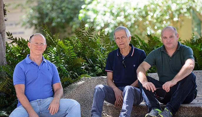 (l-r) Prof. Elisha Moses, Prof. Menahem Segal and Dr. Yaron Penn managed to "tune" artificial nerve network signals