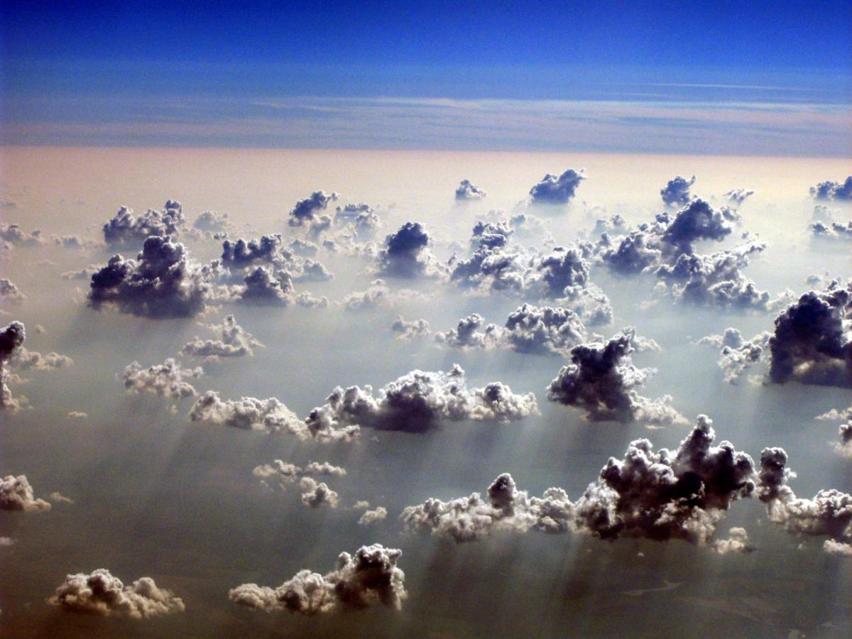 עננים שנוצרו בתהליך הסעת חום, עטופים בעשן, הנוצרים מעל האמזונס. צילום: אילן קורן