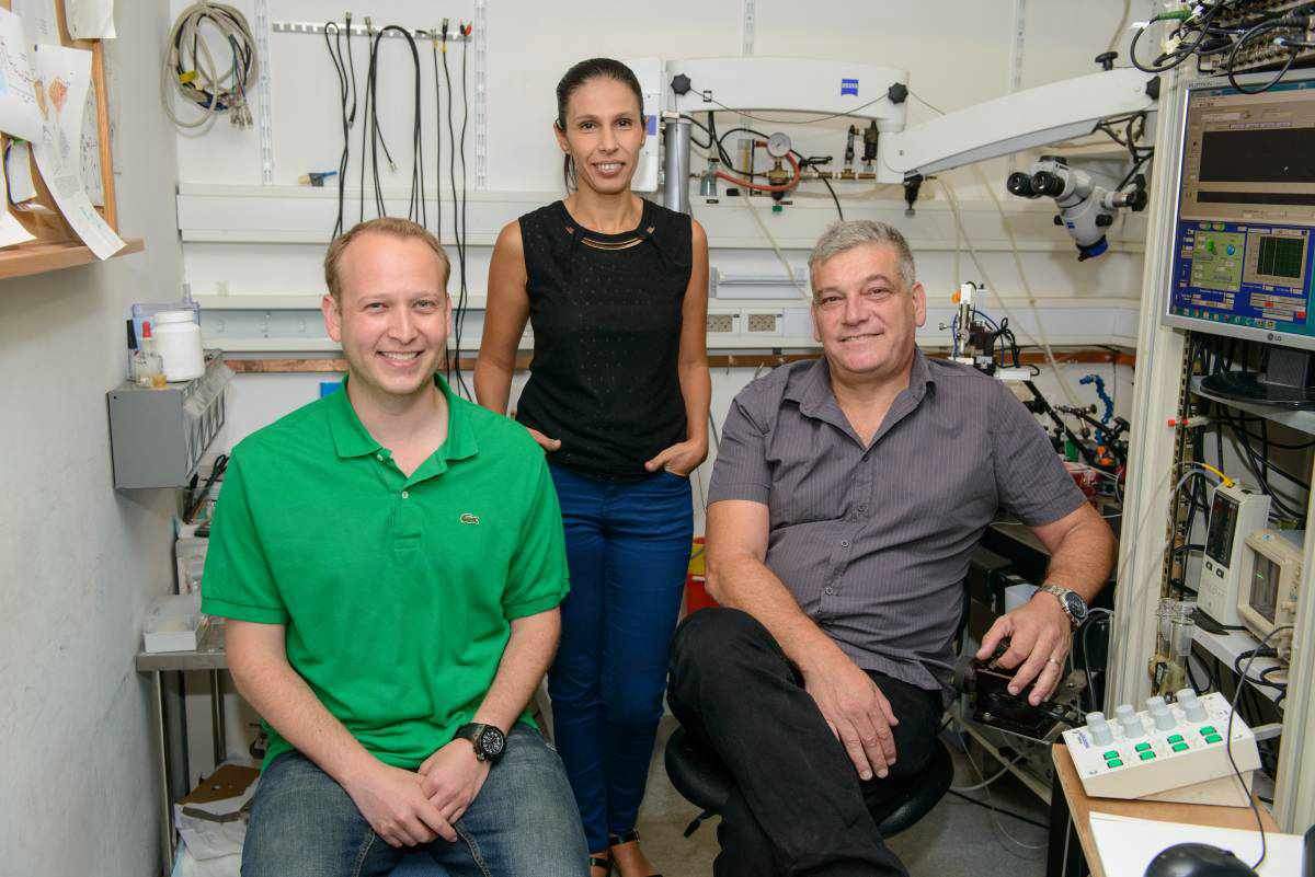 (l-r) Akiva N. Rappaport, Dr. Katayun Cohen-Kashi Malina and Prof. Ilan Lampl. Lampl and his group provide evidence that this synchrony originates in the cortex – the brain region associated with higher brain function involved in processing and interpreting sensory information – rather than the thalamus, the lower-level brain region responsible for directing sensory signals to the cortex