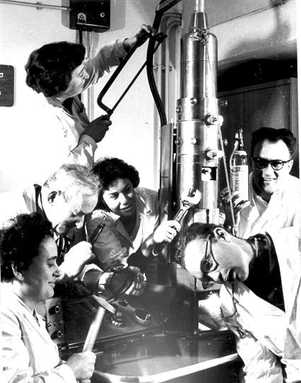 Second electron microscope (Bathsheba, RCA-EMU-3G). (l-r) Yael Frei, Oded Grenberg, Miriam Shamir, Rita Aronov, Joseph Binder and Dr. Yehuda Marikovsky, 1963