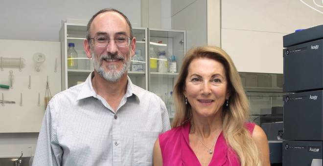 (l-r) Dr. Bruce Lefker of Pfizer and Dr. Berta Strulovici, head of the G-INCPM, on the Weizmann campus