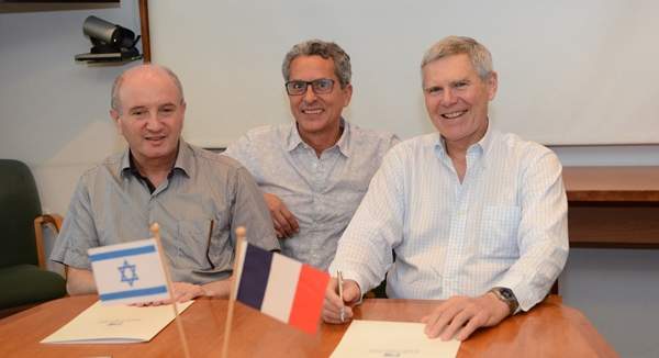 (l-r) Weizmann Institute of Science President Prof. Daniel Zajfman, Prof. Victor Malka and École Polytechnique President Jacques Biot