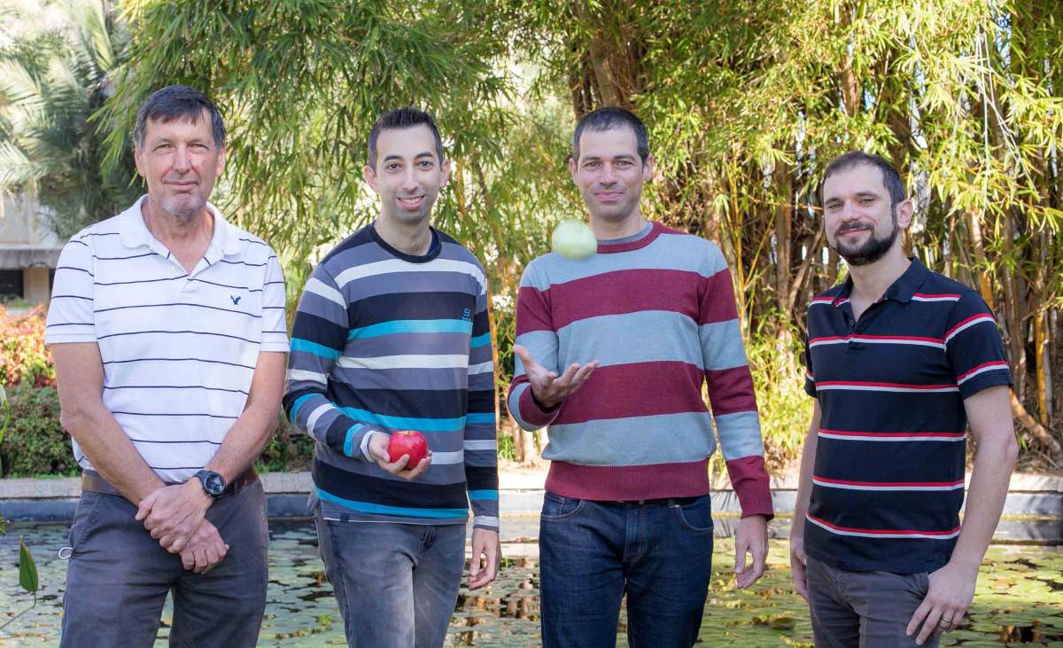 (l-r) Prof. Nir Davidson, Chen Avinadav, Dr. Ofer Firstenberg and Dr. Dimitry Yankelev 