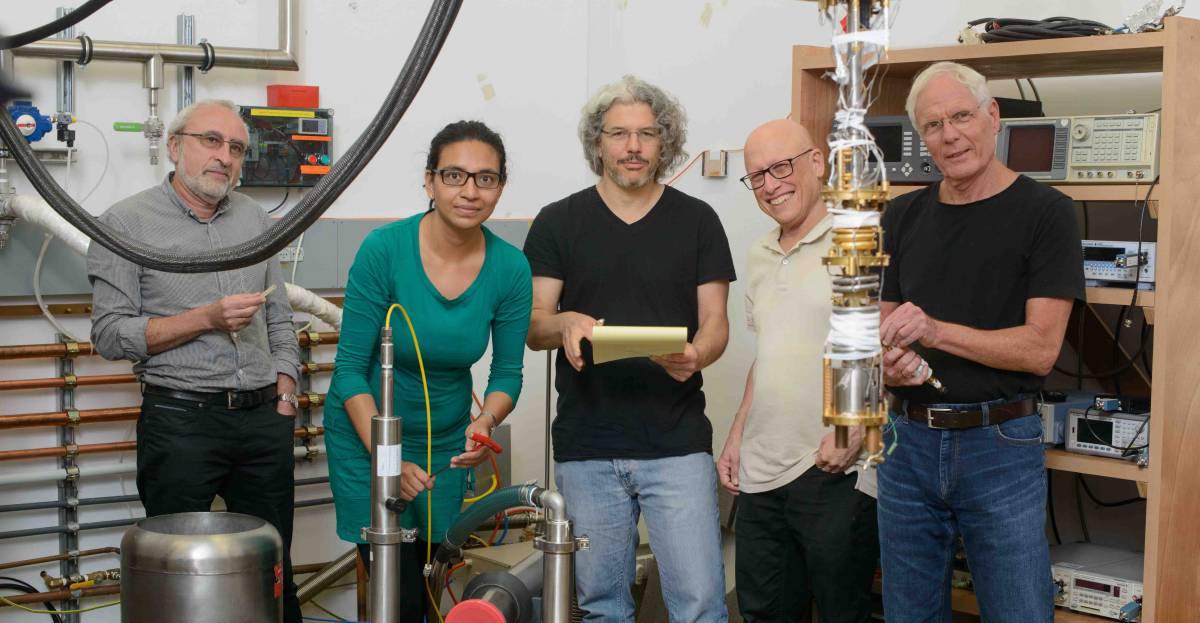 (l-r) Staff Scientist Dr. Vladimir Umansky, Dr. Mitali Banerjee, and Profs. Yuval Oreg, Adi Stern and Moty Heiblum in the submicron lab