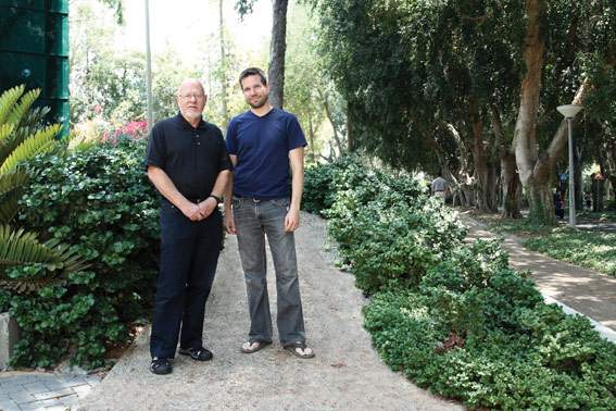 מימין: ד"ר אילן דינשטיין ופרופ' רפי מלאך. סינכרון