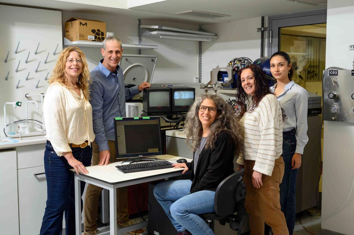 (l-r) Prof. Michal Sharon, Prof. Yossi Paltiel, Dr. Gili Ben-Nissan, Dr. Shira Yochelis, Ofek Vardi