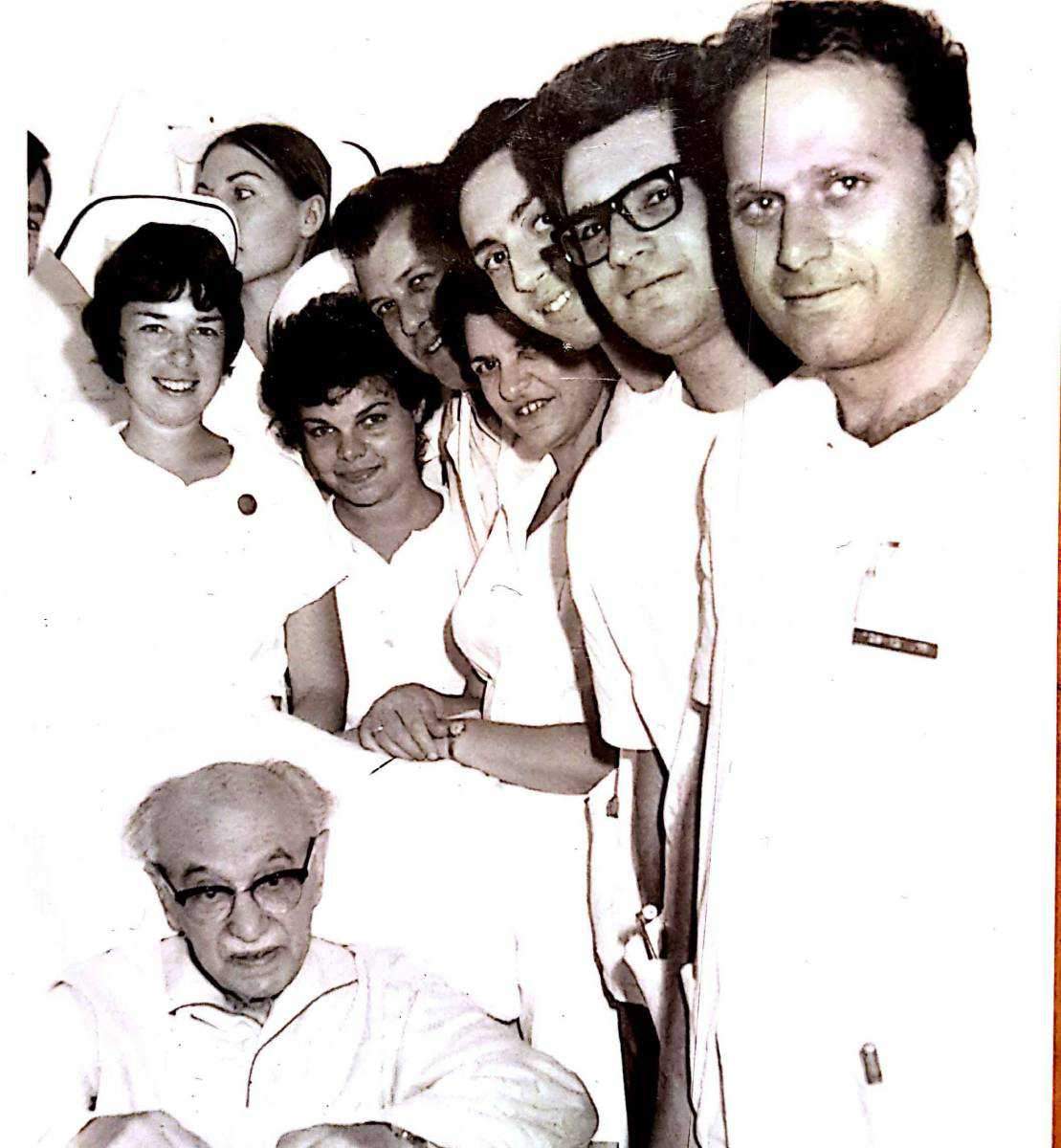 Beilinson Hospital, 1970. The patient, below, left, is Israels's third president Zalman Shazar. Pitlik, third from right, admitted Shazar to the ward