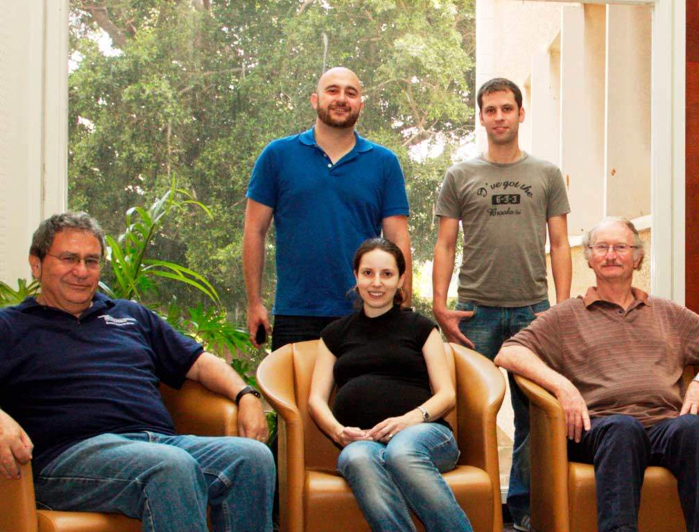 (l-r) Prof. Eytan Domany, Dr. Jacob Hanna, Rita Versterman, Gilad Fuchs and Prof. Moshe Oren