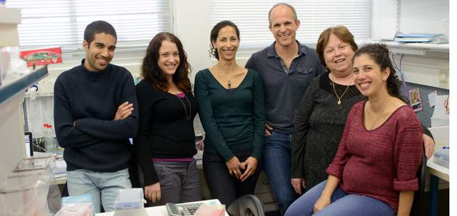 Dr. Oren Schuldiner and his group found a switch for neuron growth. (l-r) Idan Alyagor, Dr. Shiri Yaniv, Dana Rabinovich, Dr. Oren Schuldiner, Ora Fuchs and Bavat Bornstein