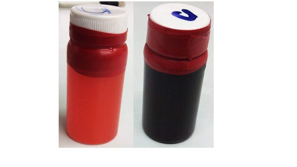 Vials with a simple organic dye (left) and with an aqueous solution of the nanocomposite containing the dye and carbon nanotubes