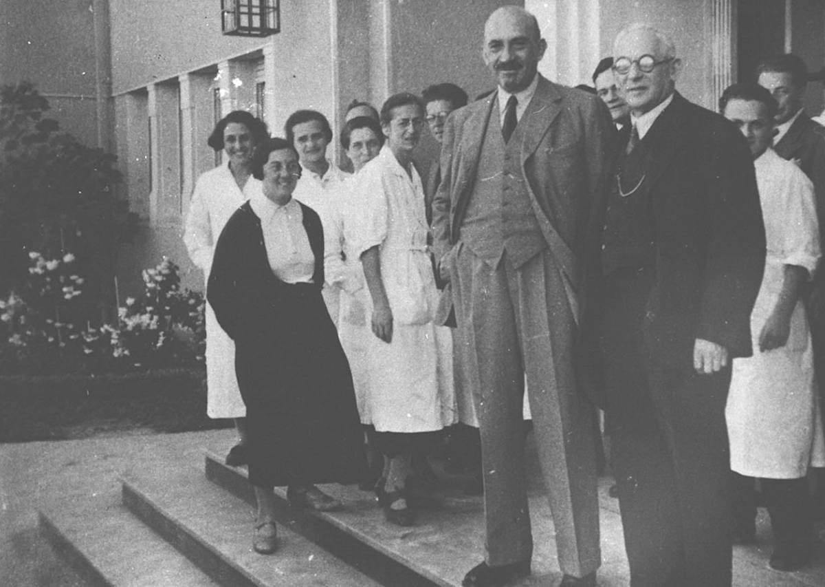 Chaim Weizmann, center, and Carl Neuberg, right, in Rehovot
