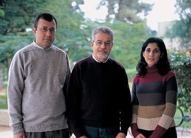 (l-r) Dr. Alexander Vaskevich, Prof. Israel Rubinstein and Ph.D. student Tali Sehayek. Tube tales