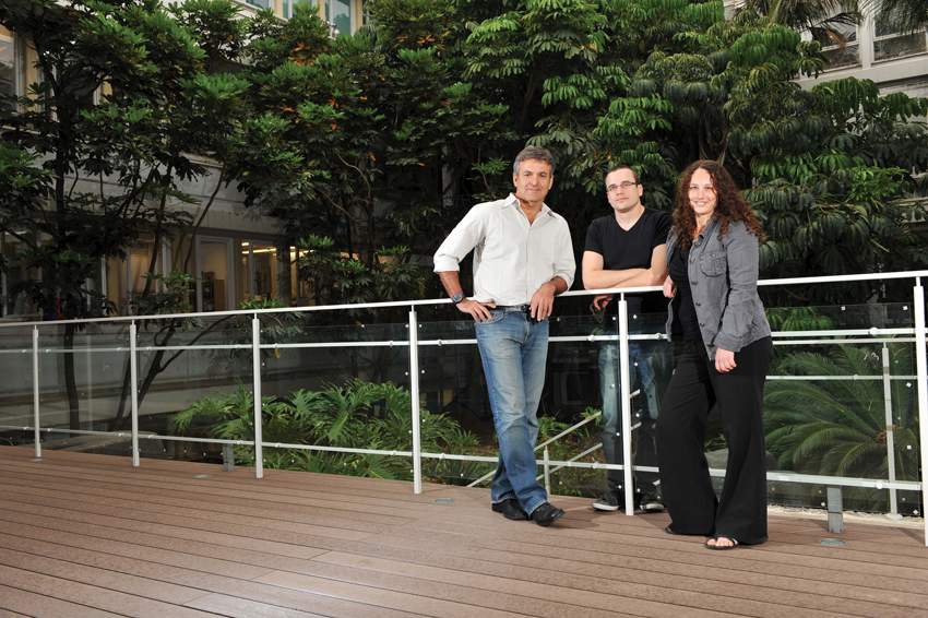 (l-r) Prof. Zvulun Elazar, Tomer Shpilka and Hilla Weidberg. Construction details