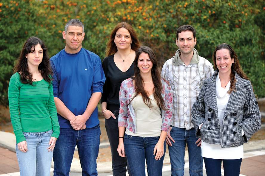 (l-r) Yaara Yeshurun, Prof. Noam Sobel, Dr. Sagit Shushan, Liron Rozenkrantz, Idan Frumin and Shani Gelstein. The smell of tears