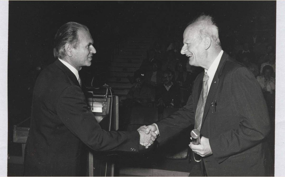 Edek (l), as head of the Institute's Scientific Council, at the PhD Honors Causa awards ceremony with Prof. Hans Bethe (r)