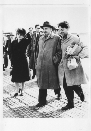 Bergmann arriving in Israel with Chaim and Vera Weizmann, September 1948