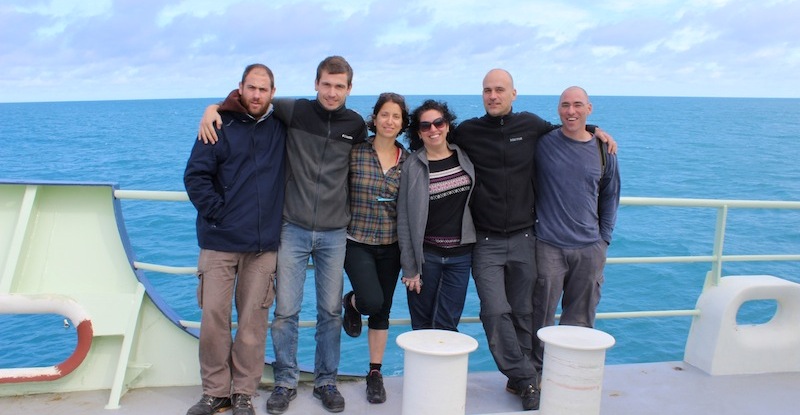 Seagoing research team (l-r) Uri Sheyn, Dr. Miguel Frada, Shlomit Sharoni, Daniella Schatz, Dr. Assaf Vardi and Dr. Yoav Lehan
