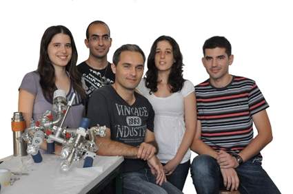 (l-r) Tamar Yelin, Roy Kazaz, Dr. Oren Tal, Regev Ben-Zvi and Ran Vardimon. Moving through molecules
