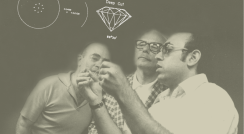 ויליאם לוין (במרכז), סוחר יהלומים נודע מארה"ב, בביקורו במכון ויצמן למדע בשנת 1974, בוחן "טביעות אצבעות" של יהלומים שנתקבלו בעזרת מערכת ה"ג'מפרינט", עם צ'ארלי בר-יצחק (מימין) ופרופ' שמואל שטריקמן 