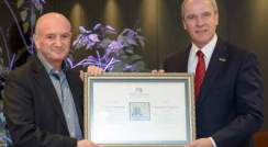 Prof. Daniel Zajfman presents award to Karl-Ludwig Kley