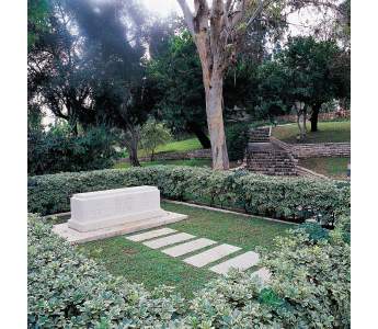 Graves of Vera and Chaim Weizmann (left and right, respectively)