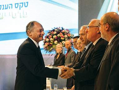 Prof. David Milstein being awarded the Israel Prize for chemistry and physics