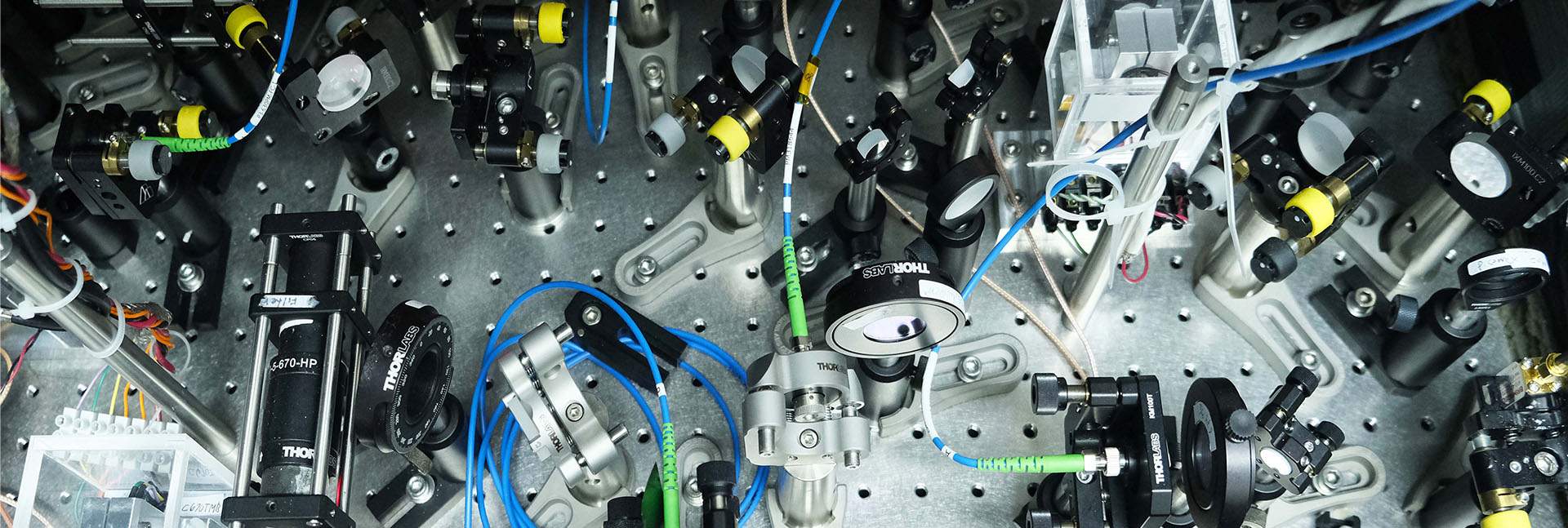 אוסף של רכיבים אופטיים הדרושים לייצור הבזקי לייזר בעלי תכונות מתאימות לשליטה ביונים לכודים. תצלום: פרדי פיזנטי